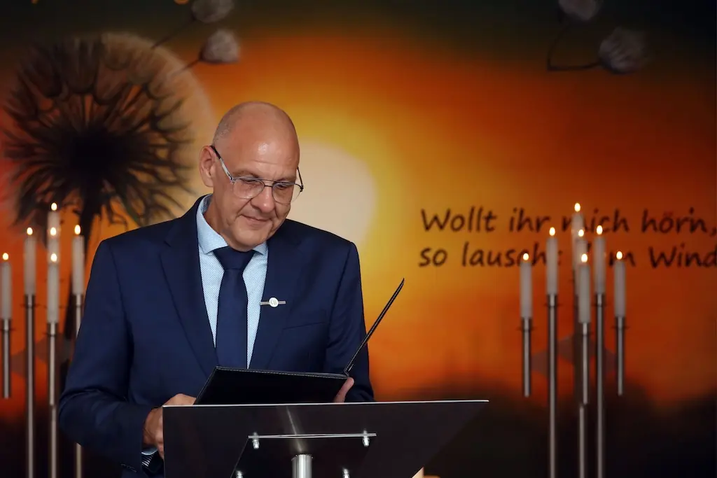 Carsten Riedel als Trauerredner am Rednerpult